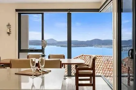 The View Sandy Bay 5 Bedroom Hobart